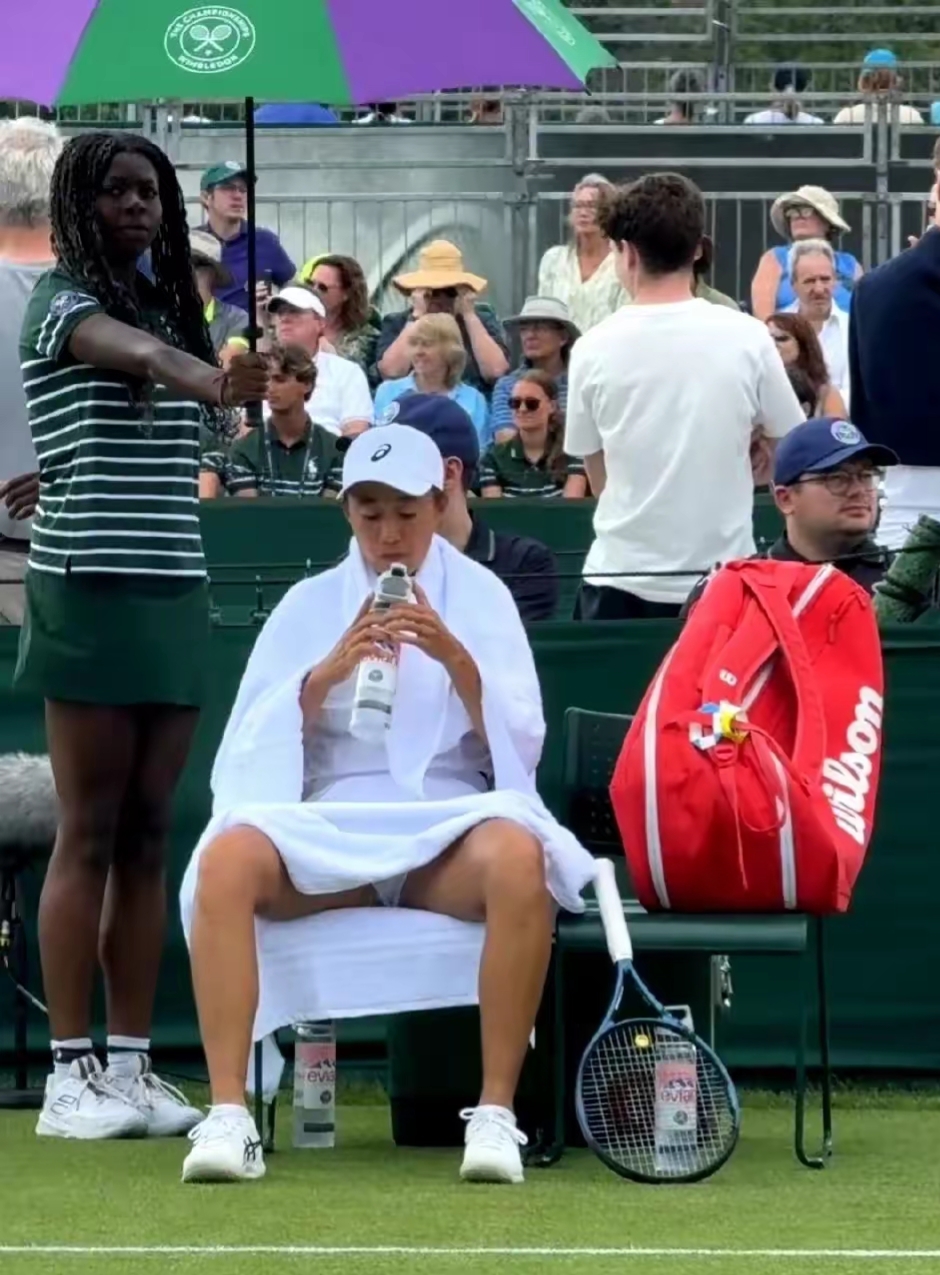 ATP总决赛险胜温网，西西帕斯扛起全队