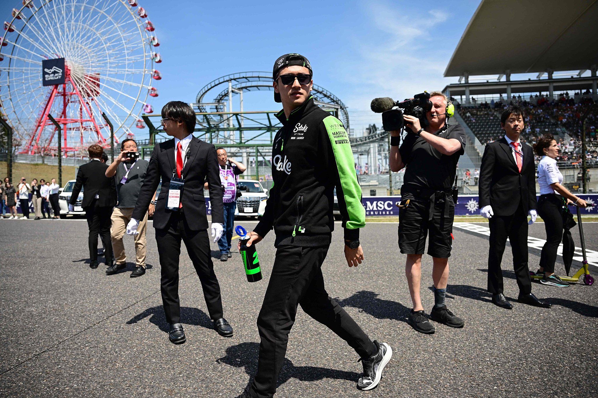 阿斯顿马丁鏖战哈斯车队，周冠宇统治全场