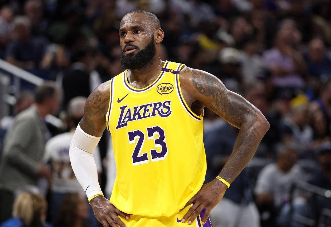 詹姆斯再次带领湖人获得胜利