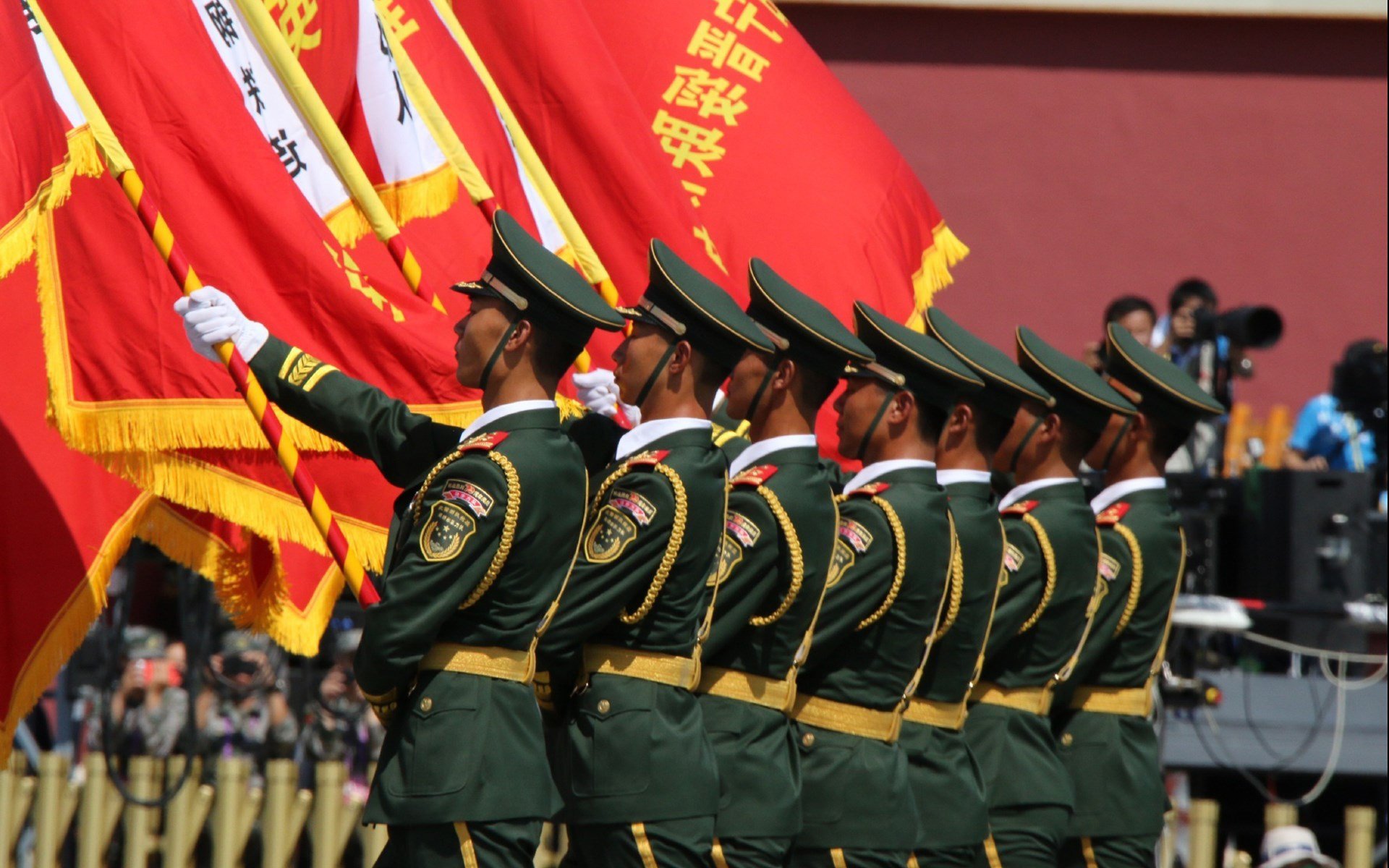 里昂单节闪电战拉开分差，阿什拉夫弑旧主让塞维利亚悬念早逝